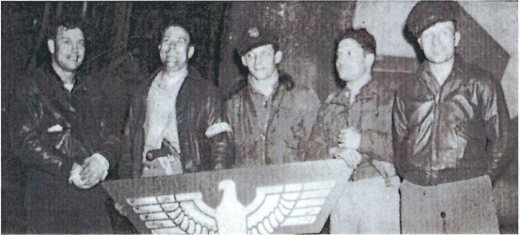 <b>L'équipage du Dakota qui s'est posée sur le terrain d'Izernore dans la nuit du 6 au 7 juillet 1944.</b> De gauche à droite : le colonel Helfin, le major Tresemer et le capitaine Karsevac, tenant l'emblème nazi pris aux Allemands à Belley par la Résistance la veille et remis comme trophée à l'équipage allié.